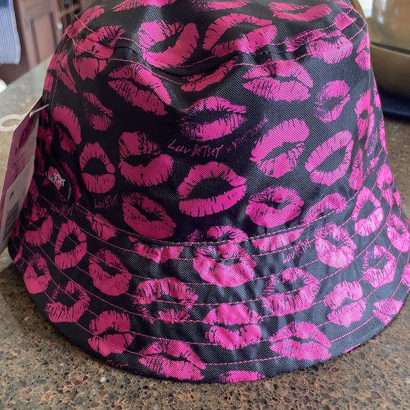 Betsey Johnson Accessories - 💋Luv Betsey Betsey Johnson Black Smooch/Black Reversible Nylon Rain Bucket Hat